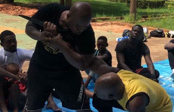 Un coach démontre une technique à ses élèves