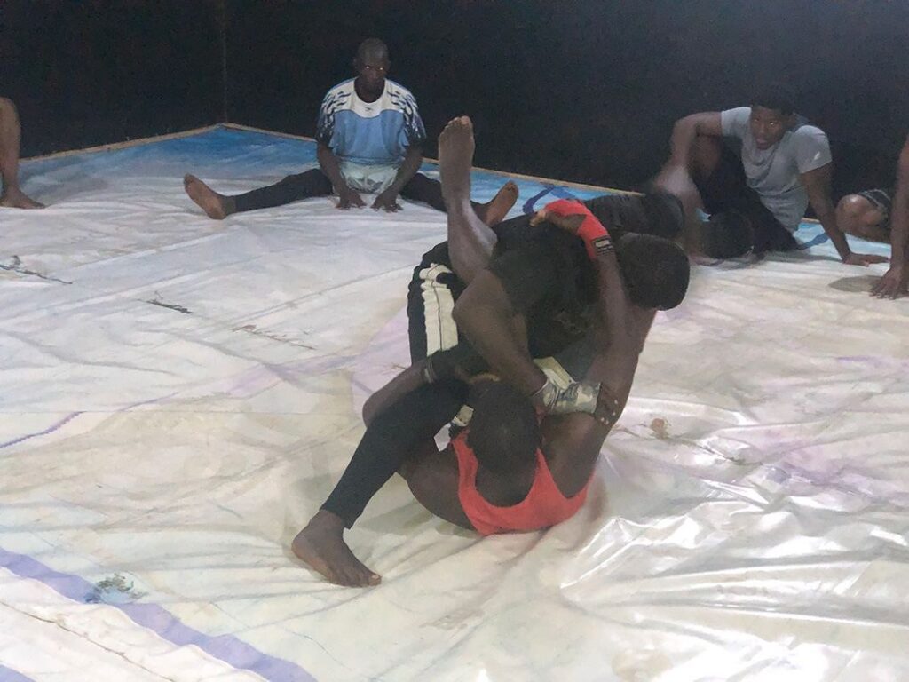 Deux combattants au sol pendant un combat de MMA