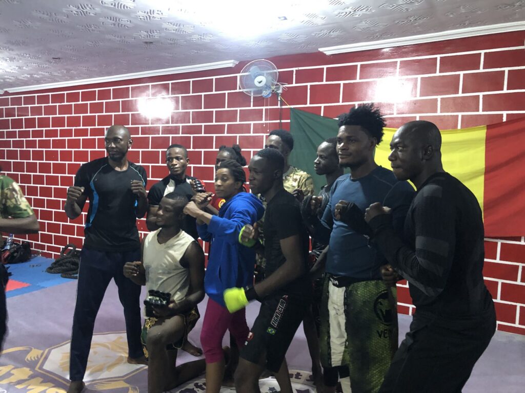 L’équipe AFS Academy en garde devant le drapeau du Mali