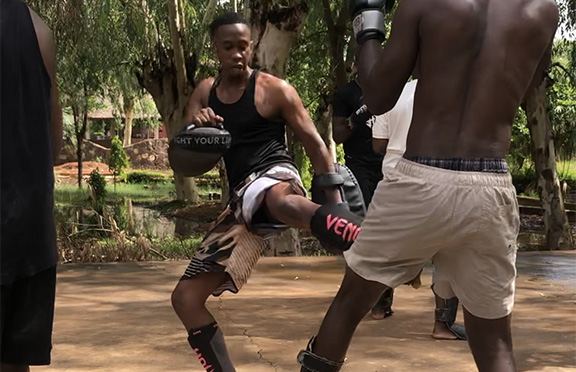 Coup de pied de boxe thaïlandaise en plein air