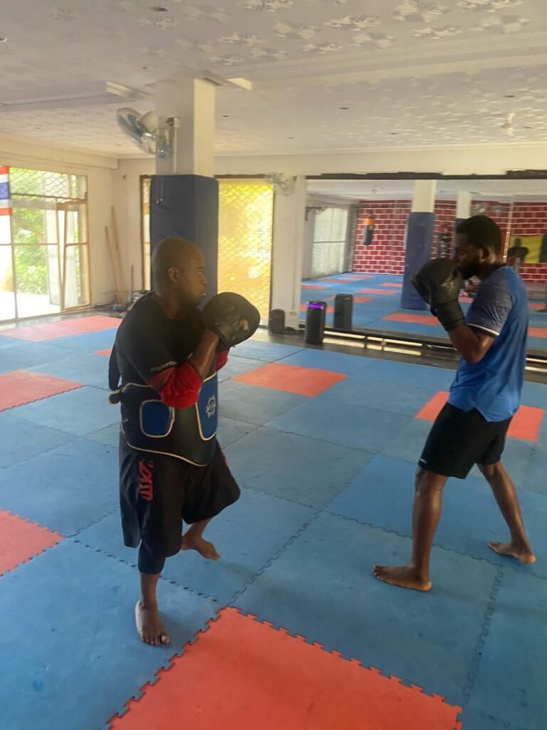Sparring de kick boxing dans la salle