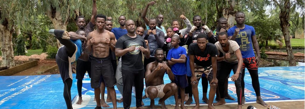 Groupe d’athlètes lors d’un stage en plein air à Bamako