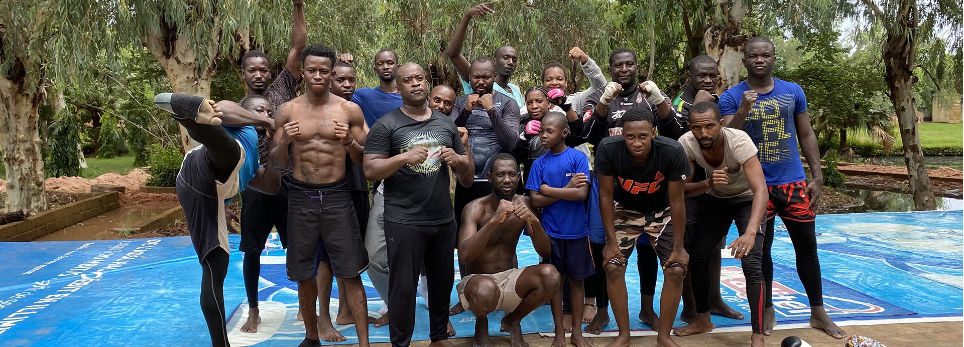 Groupe d’athlètes lors d’un stage en plein air à Bamako